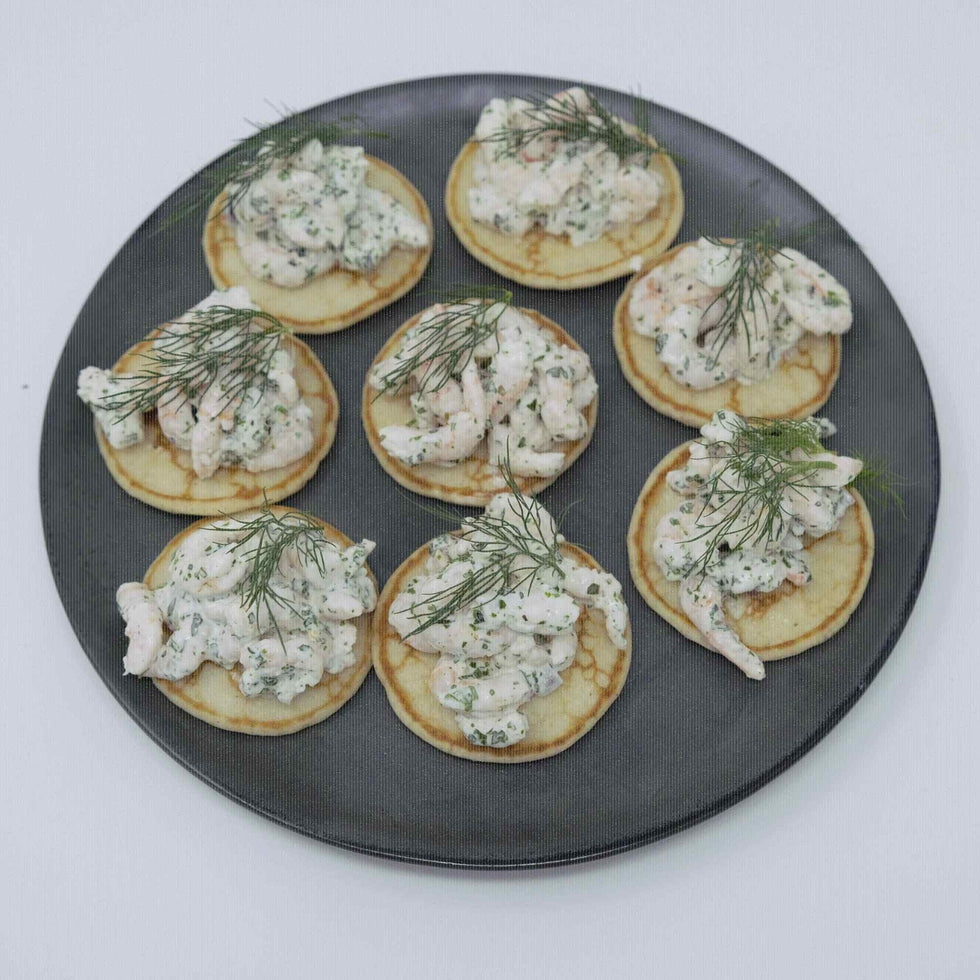 Blinis med rejer, aioli og krydderurter – madudefra