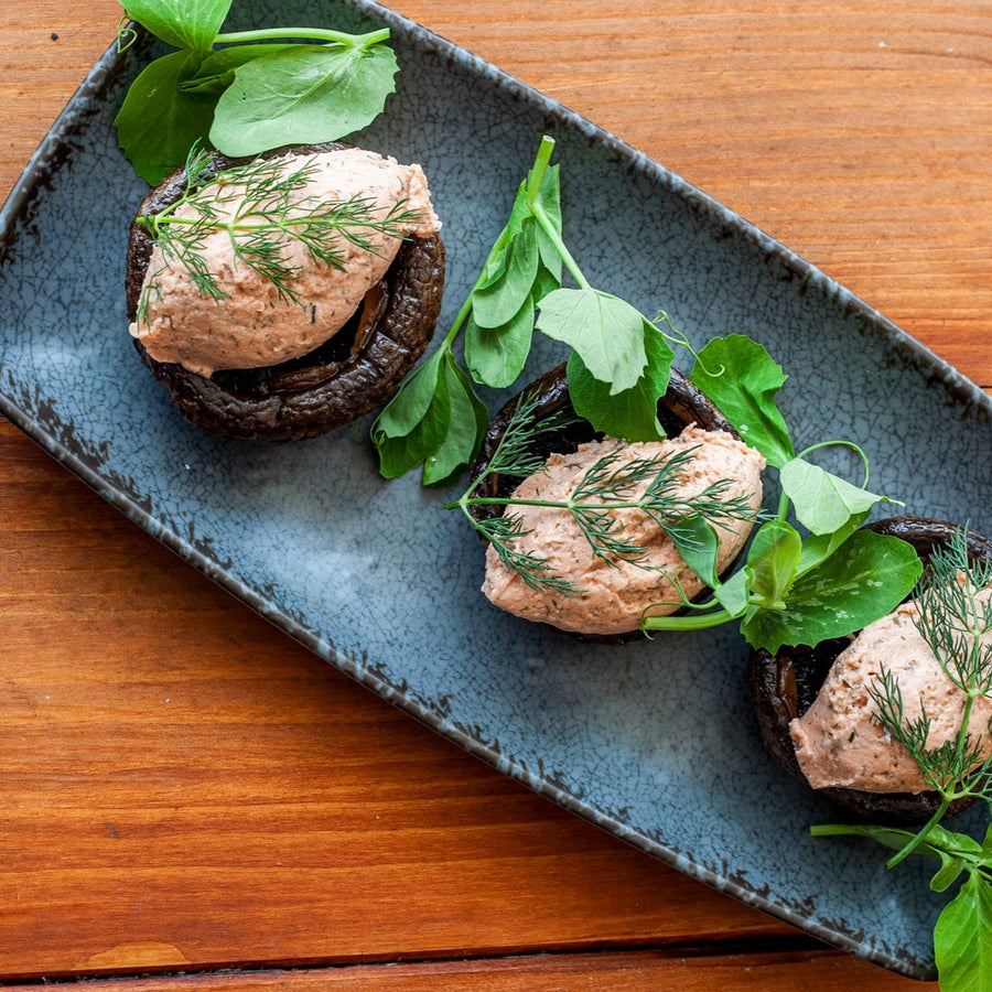 Portobello svamp med laksemousse og urter