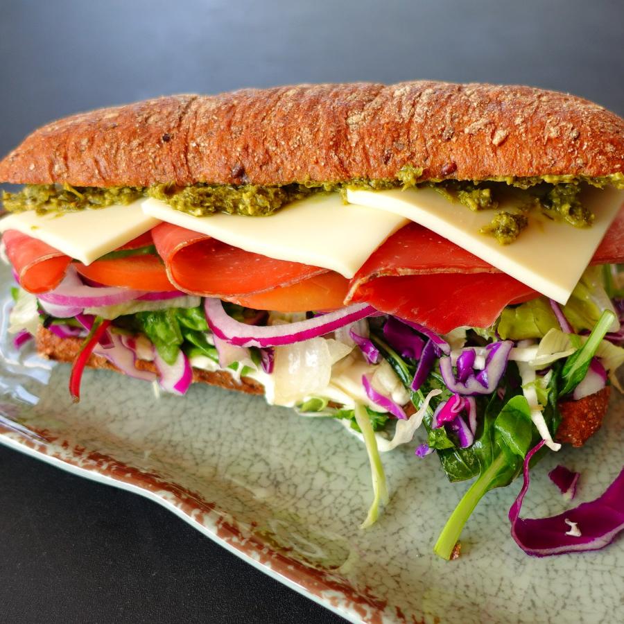 Sandwich med lufttørret skinke og ost