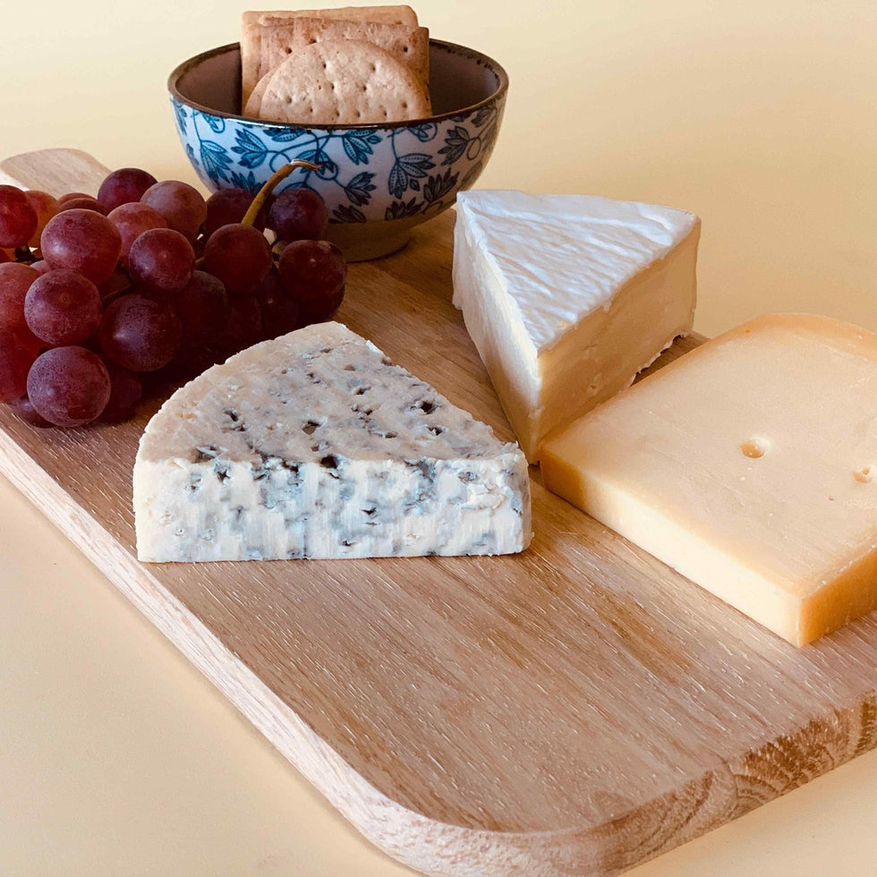 3 slags ost med kiks og druer-Mad_ud_af_huset-madudefra