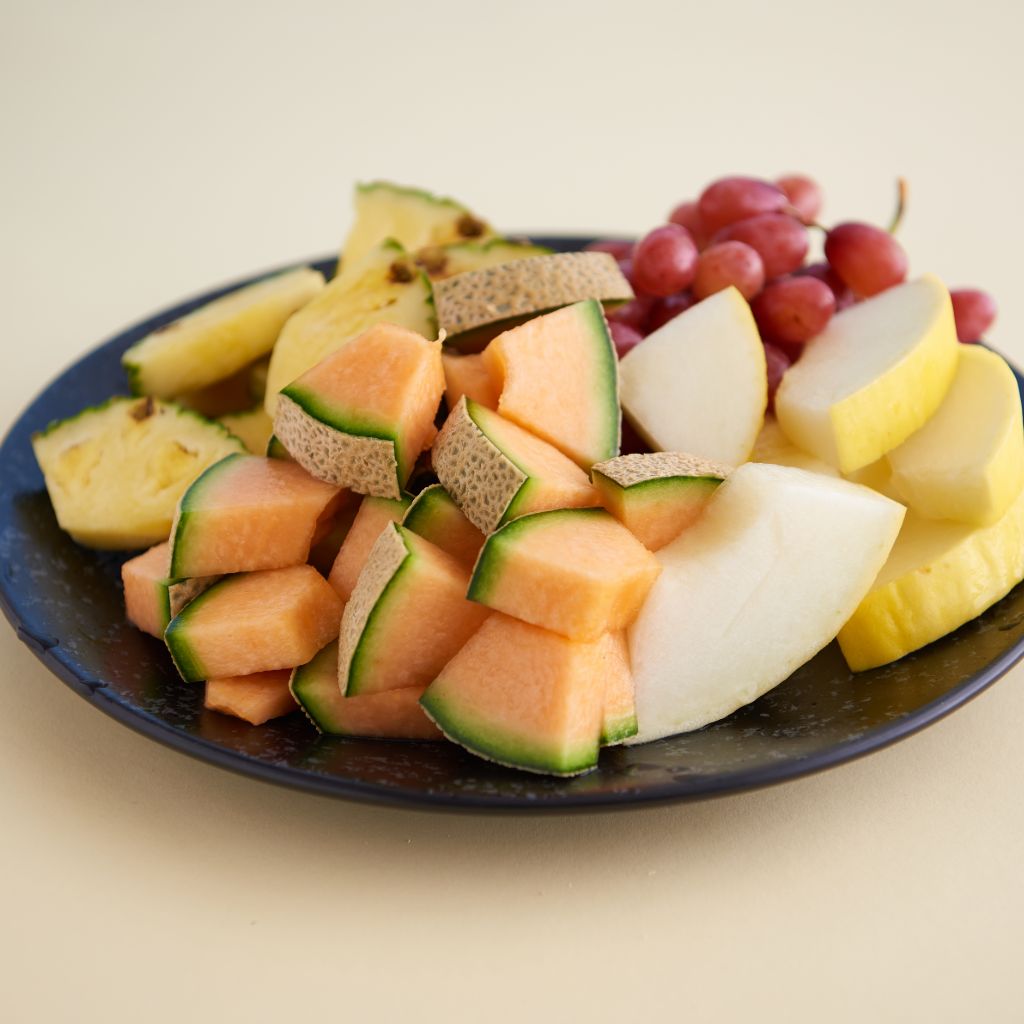 Blandet friskskåret frugt (ananas, honningmelon, cantaloup melon, og vindruer)-Mad_ud_af_huset-madudefra