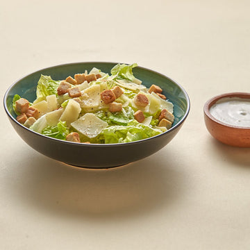 Caesar salad med romainesalat, croutoner, Grana Padano ost og dressing-Mad_ud_af_huset-madudefra