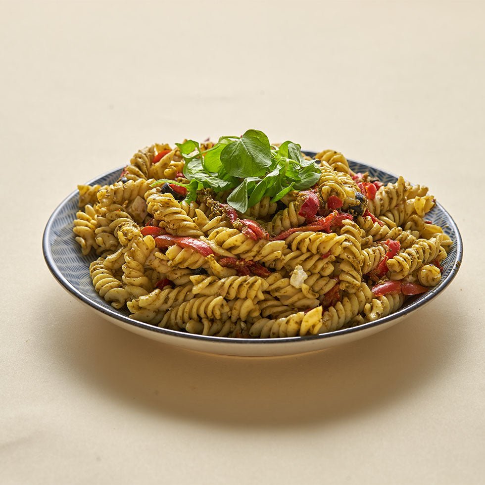 Pastasalat med basilikumpesto, feta, oliven og peberfrugt-Mad_ud_af_huset-madudefra