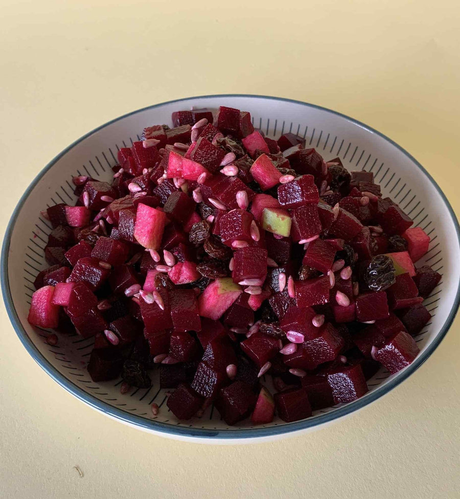 Rødbedesalat med æbler, rosiner og ristede kerner-Mad_ud_af_huset-madudefra